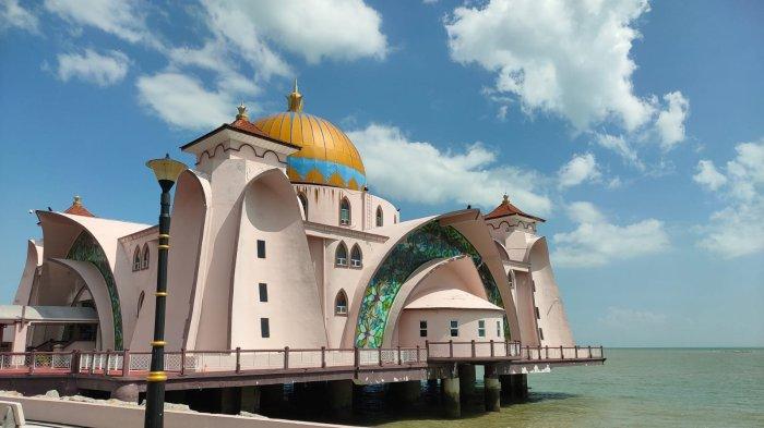 13032023masjid-terapung-di-Selat-Malaka-Malaysia